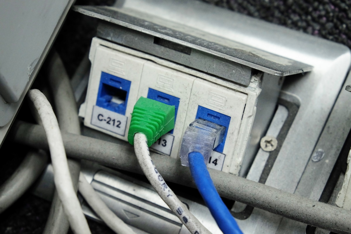 LANケーブルを掃除することの必要性と注意点を解説