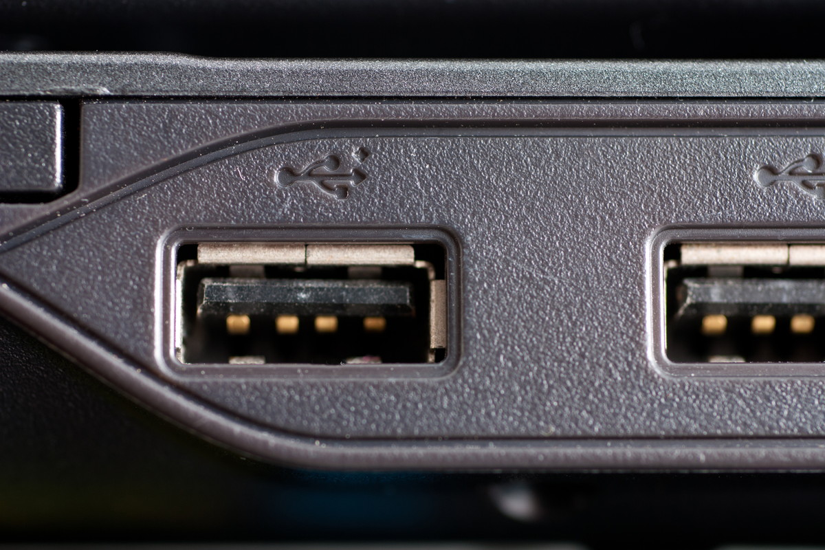 USBポートの定期的な掃除の必要性とその方法について解説
