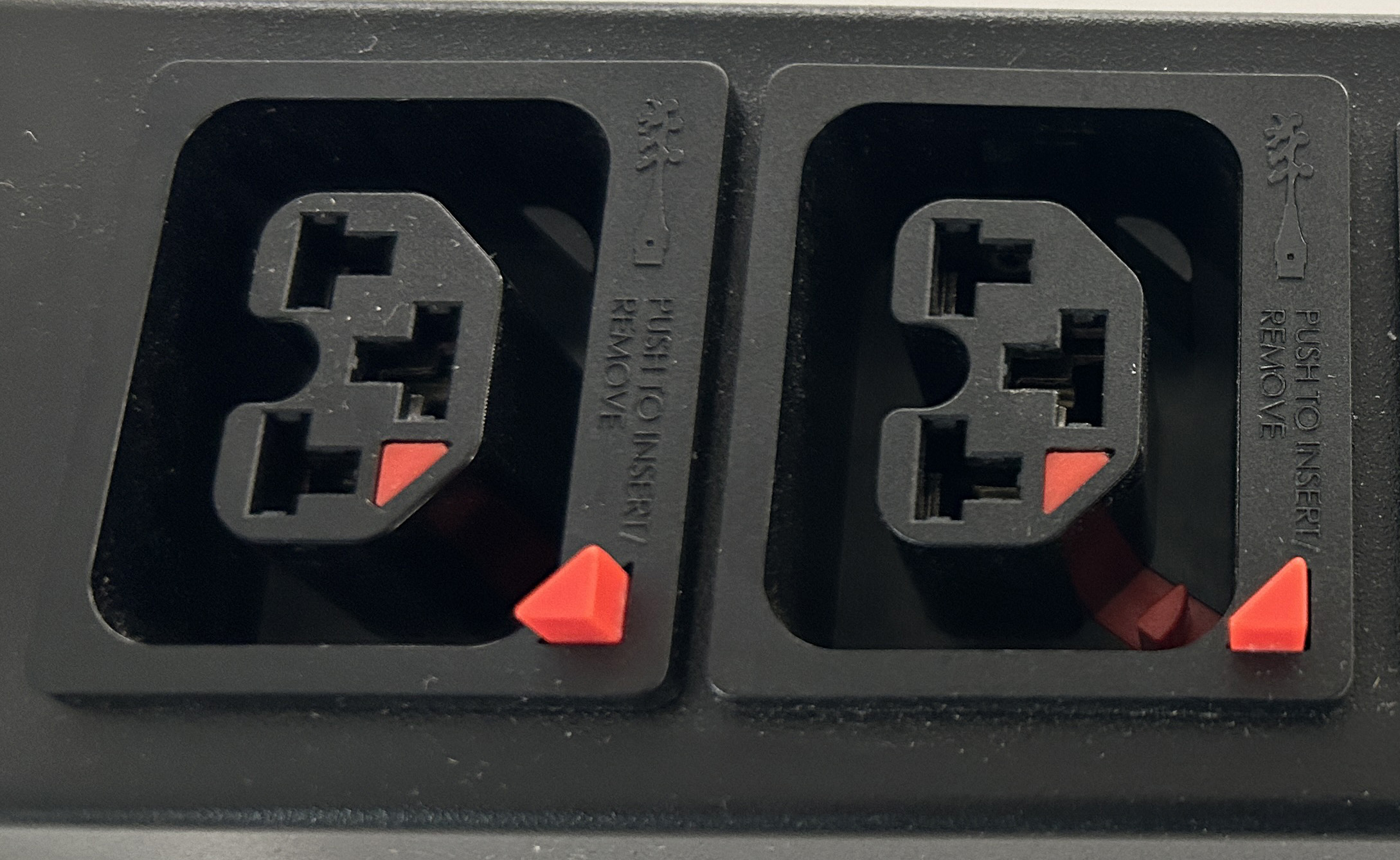 ロック付きC13/15/19/21コンビネーションアウトレットへの換装